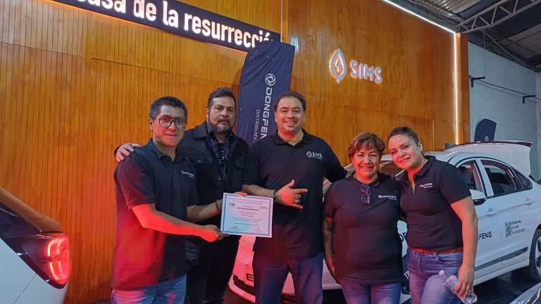 SIMS y ANVES entregan reconocimiento a DongFeng Iztapalapa por su participación en la Primera Feria del Vehículo Híbrido y Eléctrico para Taxis y Aplicaciones